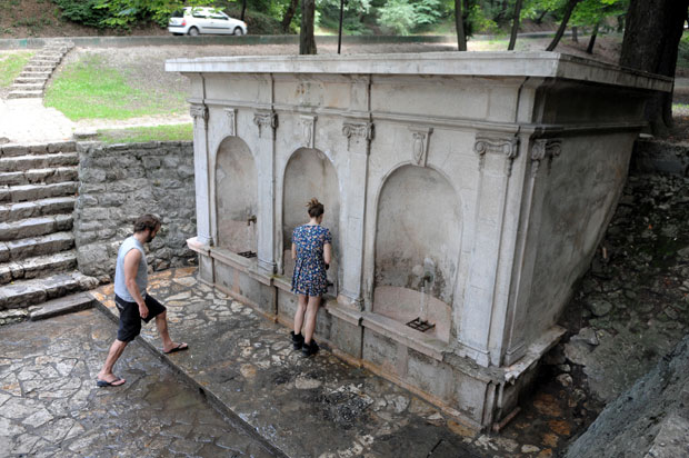 Вода са јавних извора није за пиће!
